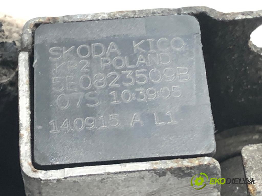 SKODA OCTAVIA III (5E3, NL3, NR3) 2012 - 2022    1.6 TDI 81 kW [110 KM] olej napędowy 2013 - 2022  zámok kapoty přední část 5E0823509B