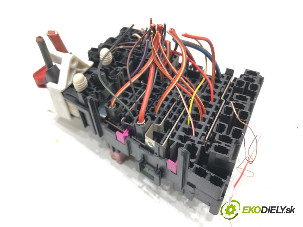 SKODA OCTAVIA III (5E3, NL3, NR3) 2012 - 2022    1.6 TDI 81 kW [110 KM] olej napędowy 2013 - 2022  skříňka poistková 5Q0937615C (Pojistkové skříňky)