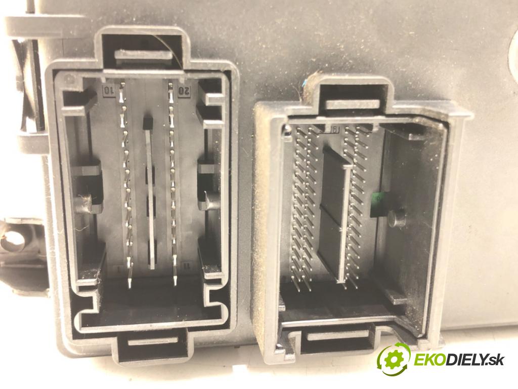 OPEL CORSA D (S07) 2006 - 2014    1.2 (L08, L68) 59 kW [80 KM] benzyna 2006 - 2014  modul BSI 13308950 (Pojistkové skříňky)