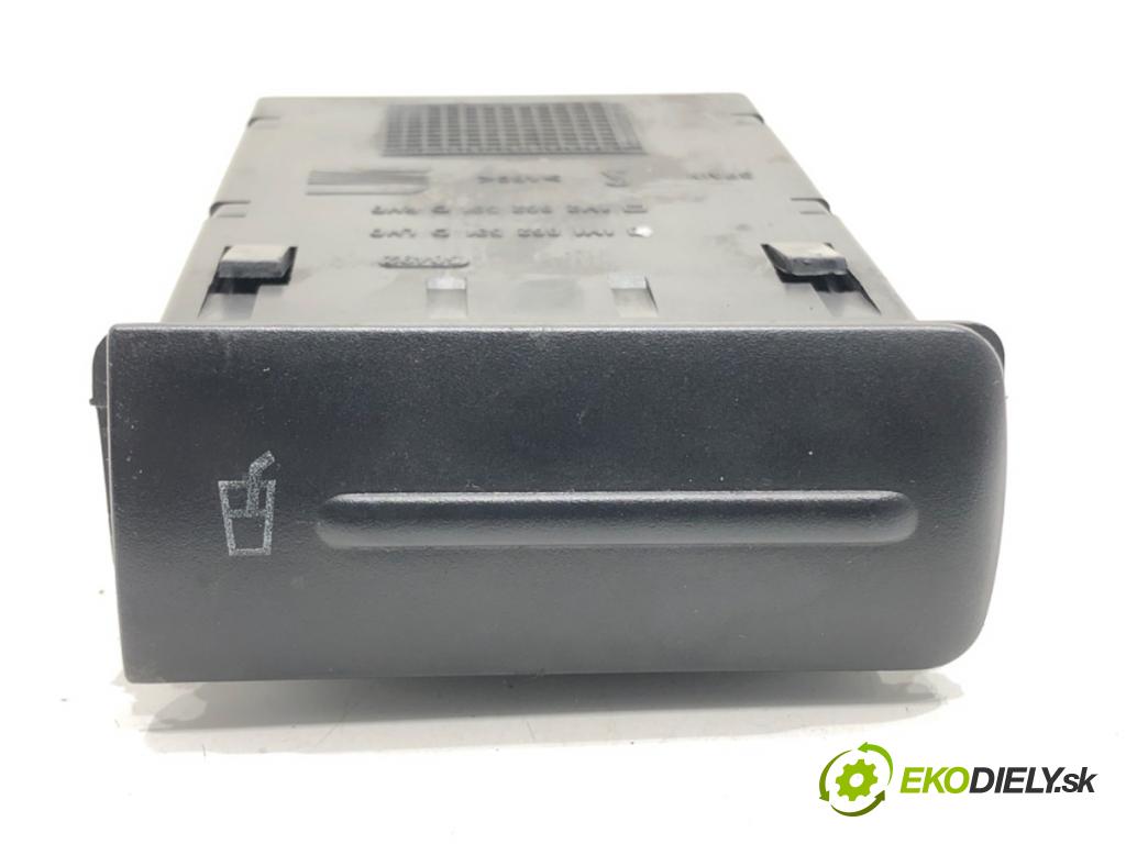 SEAT LEON (1M1) 1999 - 2006    1.6 16 V 77 kW [105 KM] benzyna 2000 - 2006  Držiak na nápoje 1M2862531D (Úchyty, držiaky na nápoje)