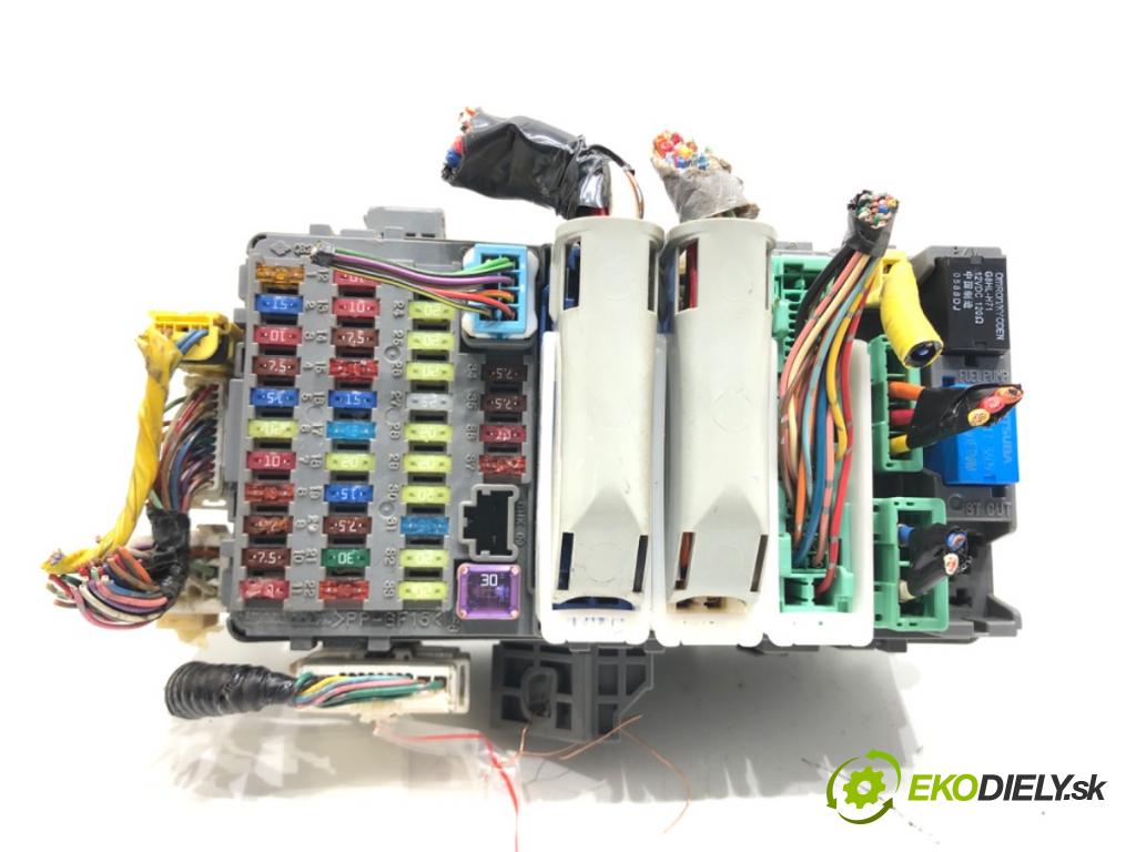 HONDA CR-V III (RE_) 2006 - 2022    2.0 i-VTEC (RE5, RE1) 110 kW [150 KM] benzyna 2007 - 2012  skříňka poistková 52575LM (Pojistkové skříňky)