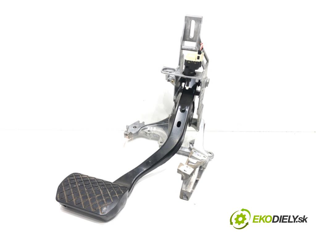 AUDI A4 B7 Avant (8ED) 2004 - 2008    2.0 TDI 103 kW [140 KM] olej napędowy 2004 - 2008  PEDÁL: 8E1721117A (Pedále)