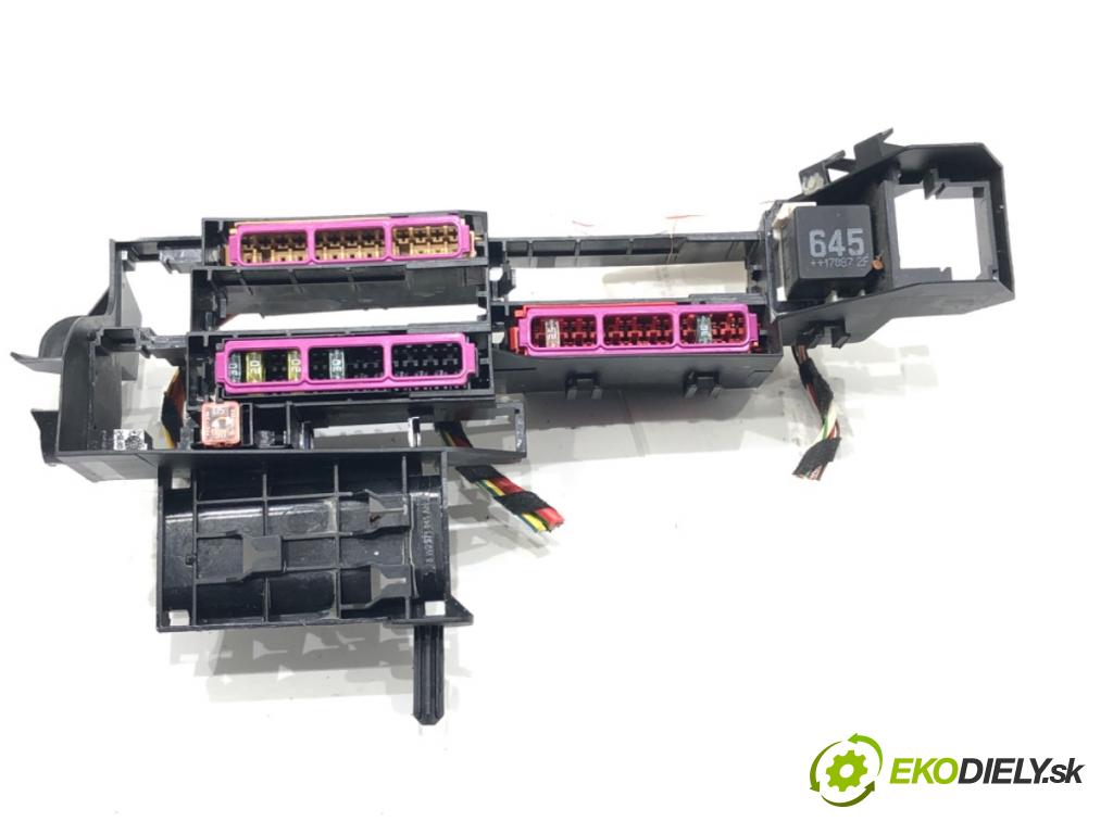 AUDI A4 B9 Avant (8W5, 8WD) 2015 - 2022    2.0 TDI 140 kW [190 KM] olej napędowy 2015 - 2018  skříňka poistková 8W0971845AH (Pojistkové skříňky)