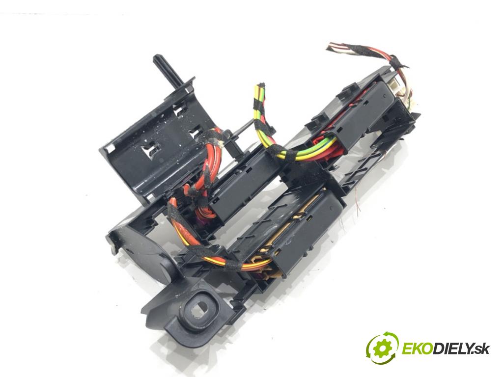 AUDI A4 B9 Avant (8W5, 8WD) 2015 - 2022    2.0 TDI 140 kW [190 KM] olej napędowy 2015 - 2018  skříňka poistková 8W0971845AH (Pojistkové skříňky)