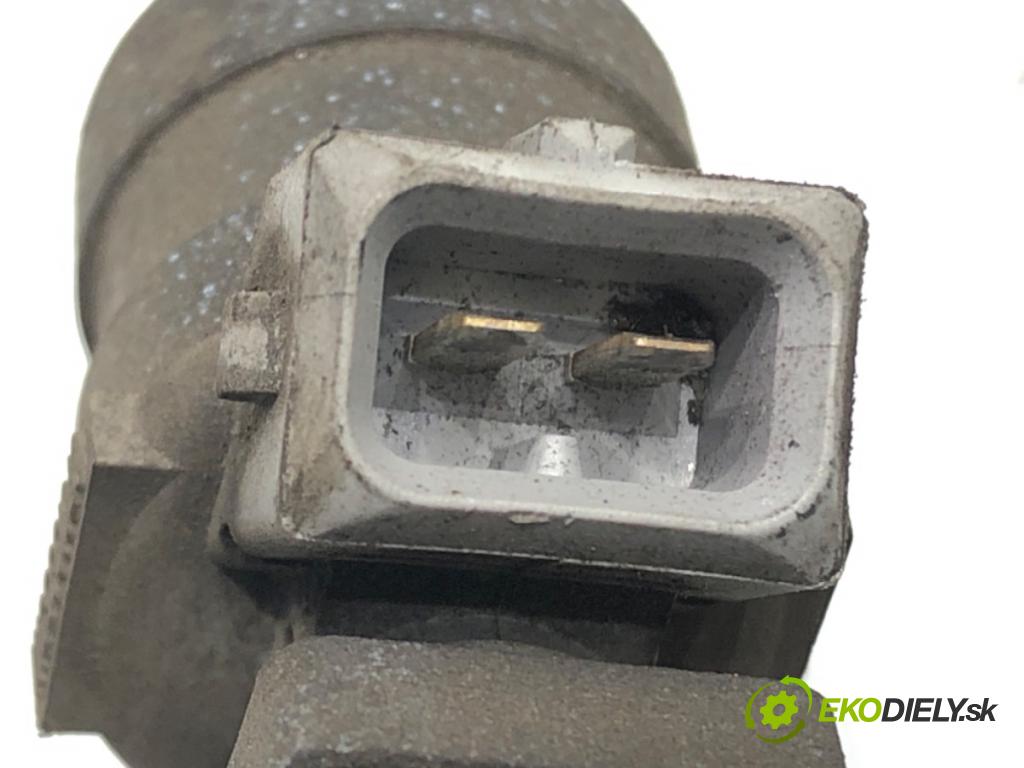 AUDI A4 B5 (8D2) 1994 - 2001    1.6 74 kW [100 KM] benzyna 1994 - 2000  Lišta vstrekovacia 050138681A (Vstrekovacie lišty)