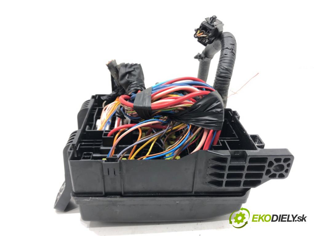 KIA SPORTAGE III (SL) 2009 - 2022    1.6 GDI 99 kW [135 KM] benzyna 2011 - 2022  skříňka poistková 91233-3U640 (Pojistkové skříňky)