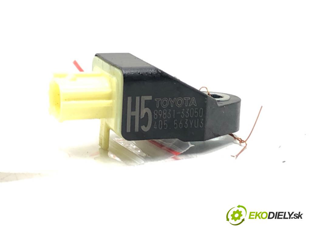 TOYOTA RAV 4 IV (_A4_) 2012 - 2022    2.5 Hybrid (AVA42_) 114 kW [155 KM] Hybryda silnik benzynowy / elektryczny 2015 - 2018  Snímač nárazu 89831-33050 (Snímače nárazu)