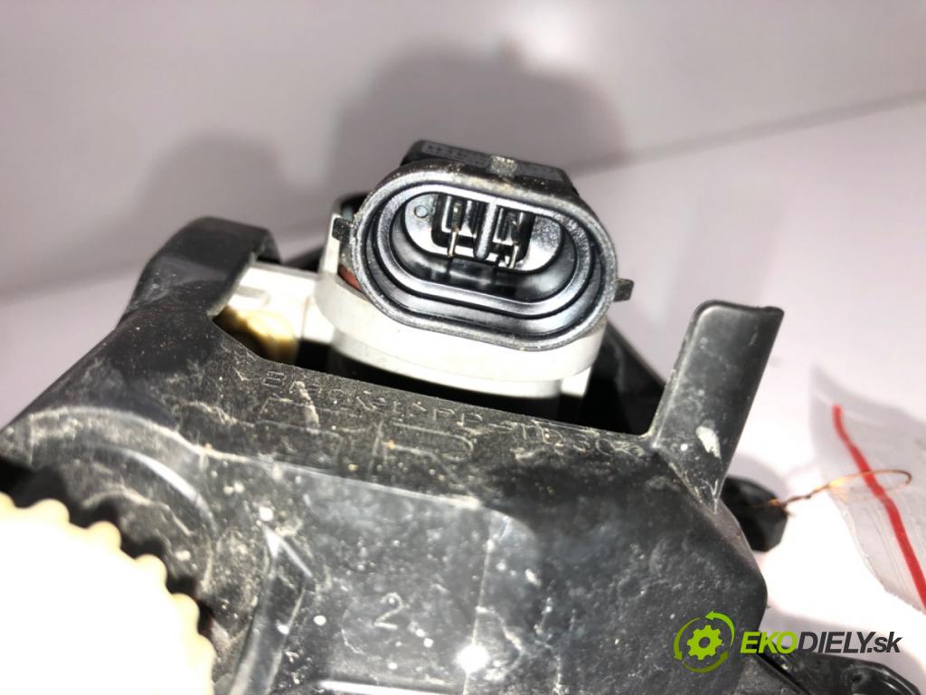 TOYOTA RAV 4 IV (_A4_) 2012 - 2022    2.5 Hybrid (AVA42_) 114 kW [155 KM] Hybryda silnik benzynowy / elektryczny 2015 - 2018  hmlové svetlo, hmlovka pravý přední část 12-580
