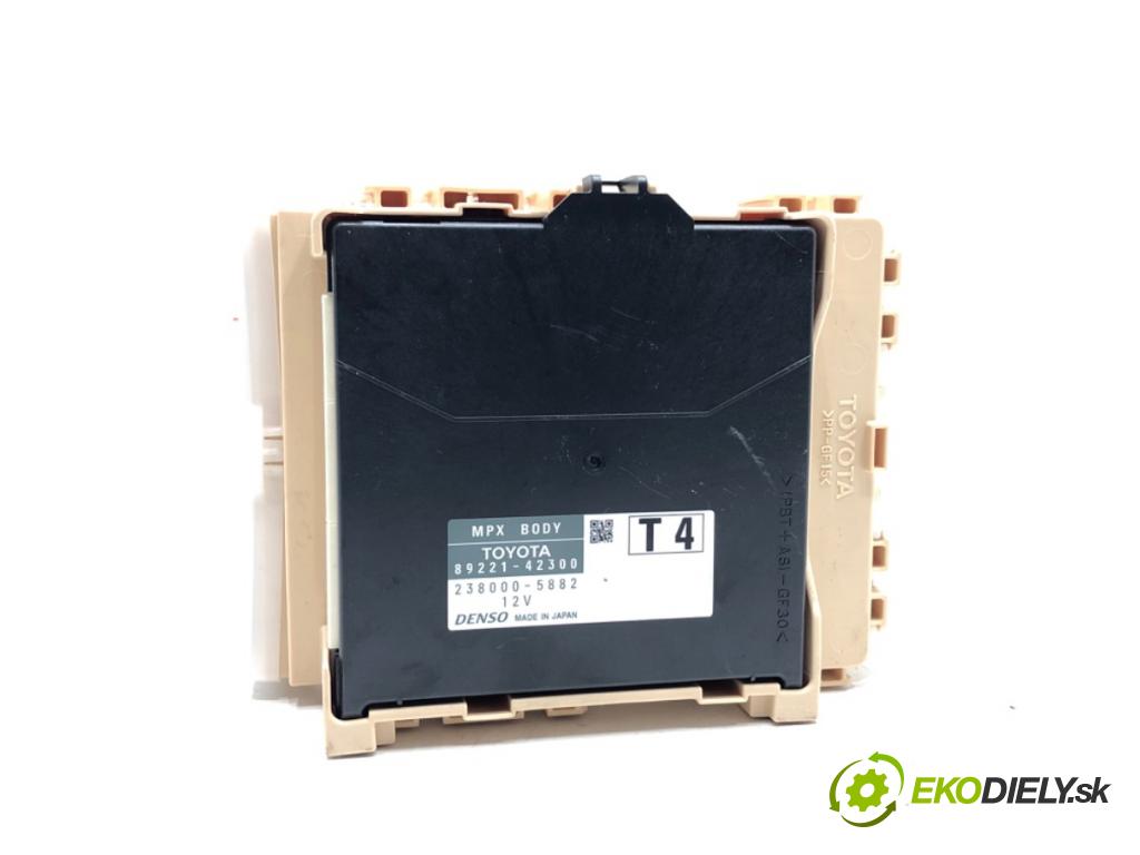 TOYOTA RAV 4 IV (_A4_) 2012 - 2022    2.5 Hybrid (AVA42_) 114 kW [155 KM] Hybryda silnik benzynowy / elektryczny 2015 - 2018  modul BSI 89221-42300 (Pojistkové skříňky)