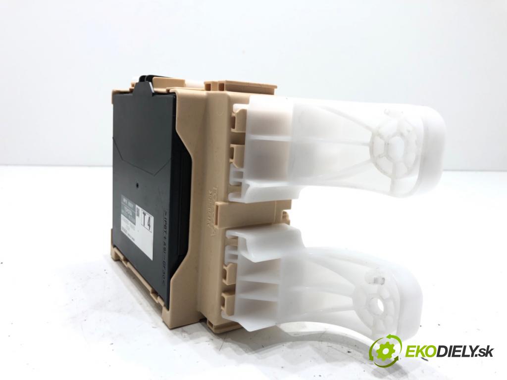 TOYOTA RAV 4 IV (_A4_) 2012 - 2022    2.5 Hybrid (AVA42_) 114 kW [155 KM] Hybryda silnik benzynowy / elektryczny 2015 - 2018  modul BSI 89221-42300 (Pojistkové skříňky)