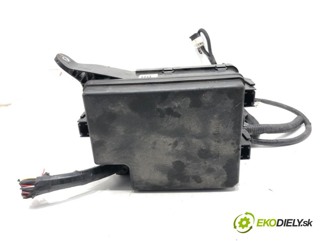 TOYOTA RAV 4 IV (_A4_) 2012 - 2022    2.5 Hybrid (AVA42_) 114 kW [155 KM] Hybryda silnik benzynowy / elektryczny 2015 - 2018  skříňka poistková 82662-42611 (Pojistkové skříňky)