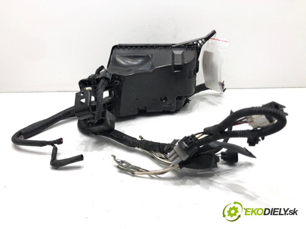 TOYOTA RAV 4 IV (_A4_) 2012 - 2022    2.5 Hybrid (AVA42_) 114 kW [155 KM] Hybryda silnik benzynowy / elektryczny 2015 - 2018  skříňka poistková 82662-42611 (Pojistkové skříňky)