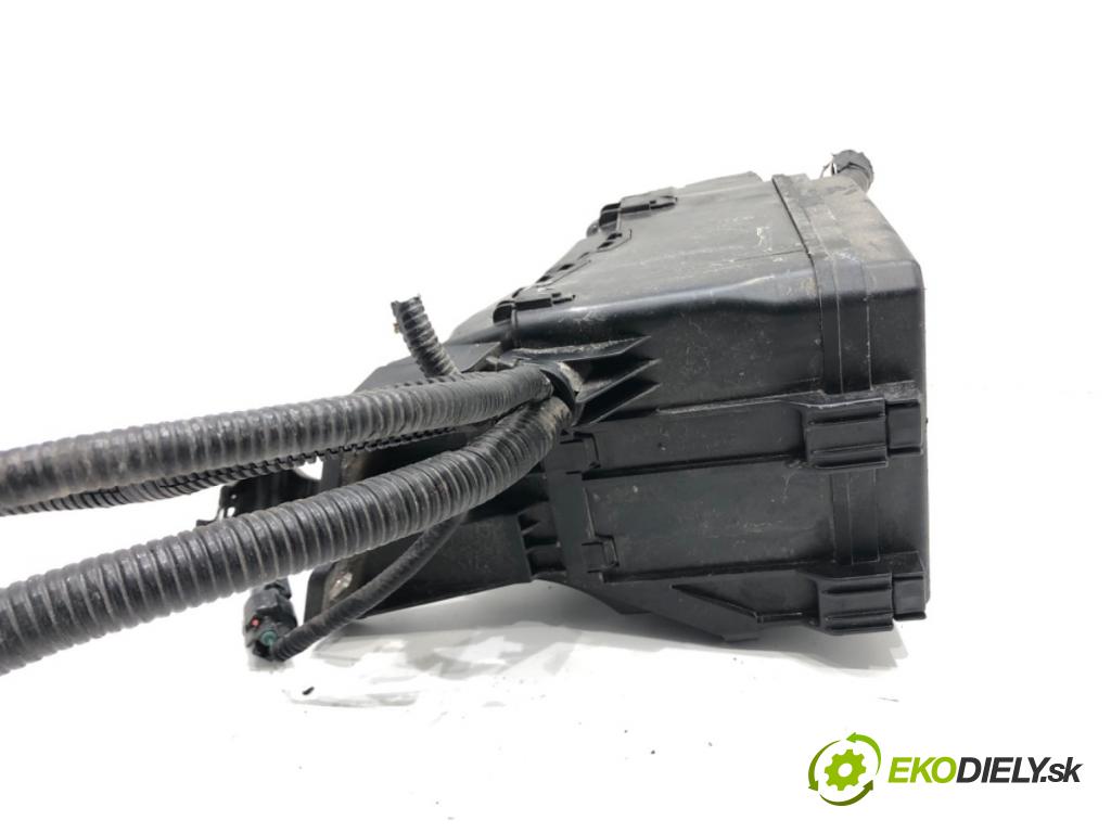 TOYOTA RAV 4 IV (_A4_) 2012 - 2022    2.5 Hybrid (AVA42_) 114 kW [155 KM] Hybryda silnik benzynowy / elektryczny 2015 - 2018  skříňka poistková 82662-42611 (Pojistkové skříňky)