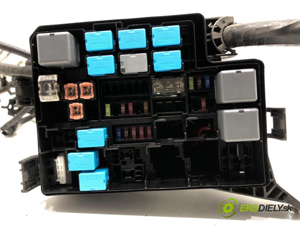 TOYOTA RAV 4 IV (_A4_) 2012 - 2022    2.5 Hybrid (AVA42_) 114 kW [155 KM] Hybryda silnik benzynowy / elektryczny 2015 - 2018  skříňka poistková 82662-42611 (Pojistkové skříňky)