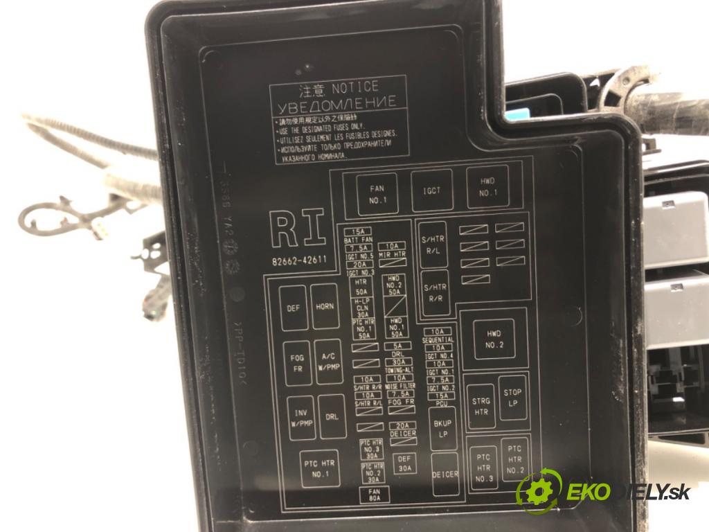TOYOTA RAV 4 IV (_A4_) 2012 - 2022    2.5 Hybrid (AVA42_) 114 kW [155 KM] Hybryda silnik benzynowy / elektryczny 2015 - 2018  skříňka poistková 82662-42611 (Pojistkové skříňky)