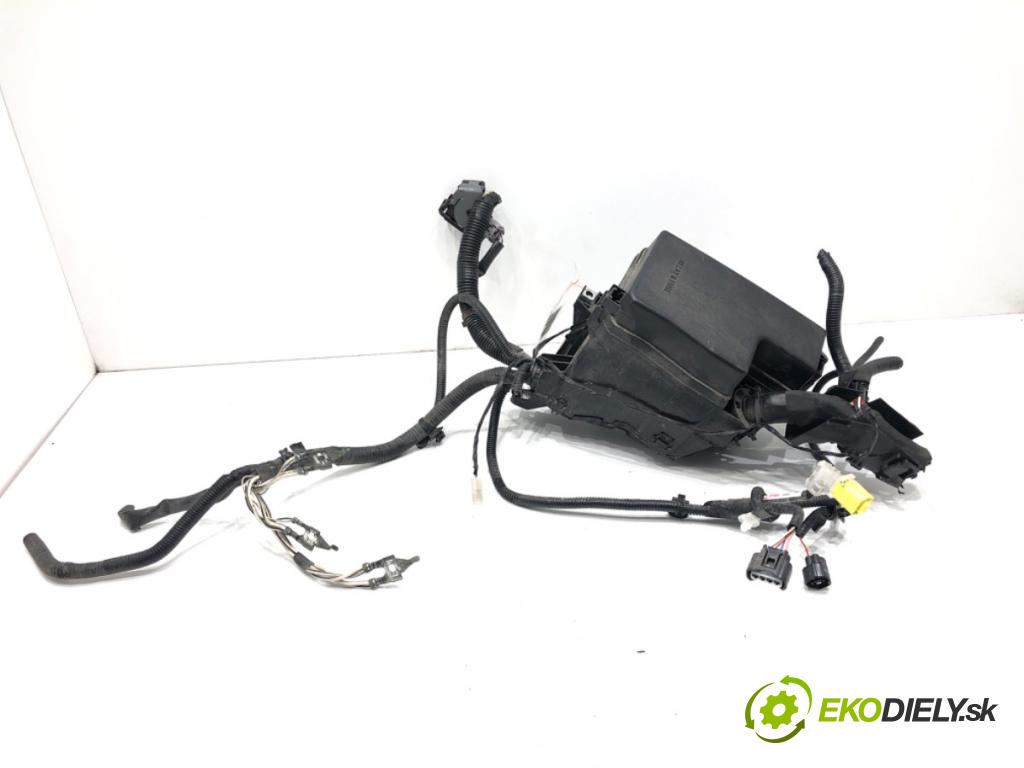 TOYOTA RAV 4 IV (_A4_) 2012 - 2022    2.5 Hybrid (AVA42_) 114 kW [155 KM] Hybryda silnik benzynowy / elektryczny 2015 - 2018  skříňka poistková  (Pojistkové skříňky)