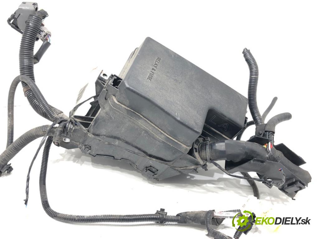 TOYOTA RAV 4 IV (_A4_) 2012 - 2022    2.5 Hybrid (AVA42_) 114 kW [155 KM] Hybryda silnik benzynowy / elektryczny 2015 - 2018  skříňka poistková  (Pojistkové skříňky)