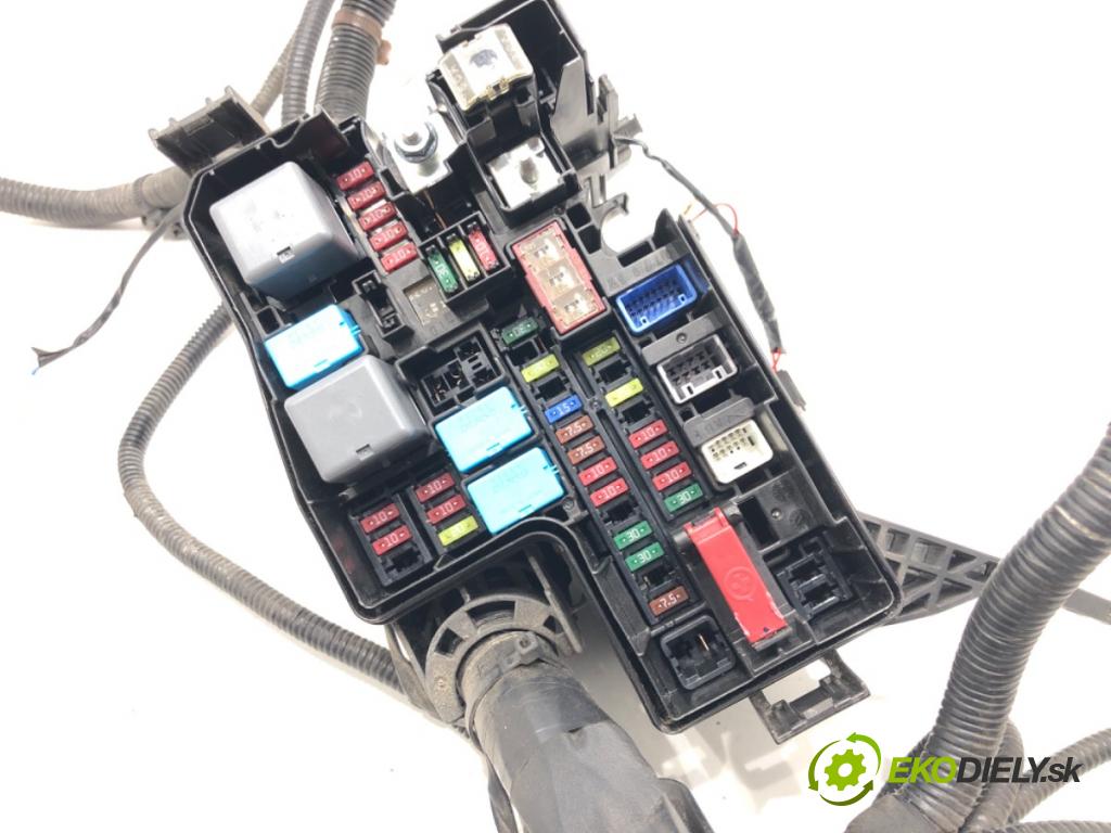 TOYOTA RAV 4 IV (_A4_) 2012 - 2022    2.5 Hybrid (AVA42_) 114 kW [155 KM] Hybryda silnik benzynowy / elektryczny 2015 - 2018  skříňka poistková  (Pojistkové skříňky)