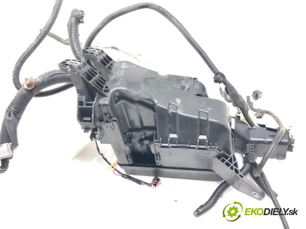 TOYOTA RAV 4 IV (_A4_) 2012 - 2022    2.5 Hybrid (AVA42_) 114 kW [155 KM] Hybryda silnik benzynowy / elektryczny 2015 - 2018  skříňka poistková  (Pojistkové skříňky)