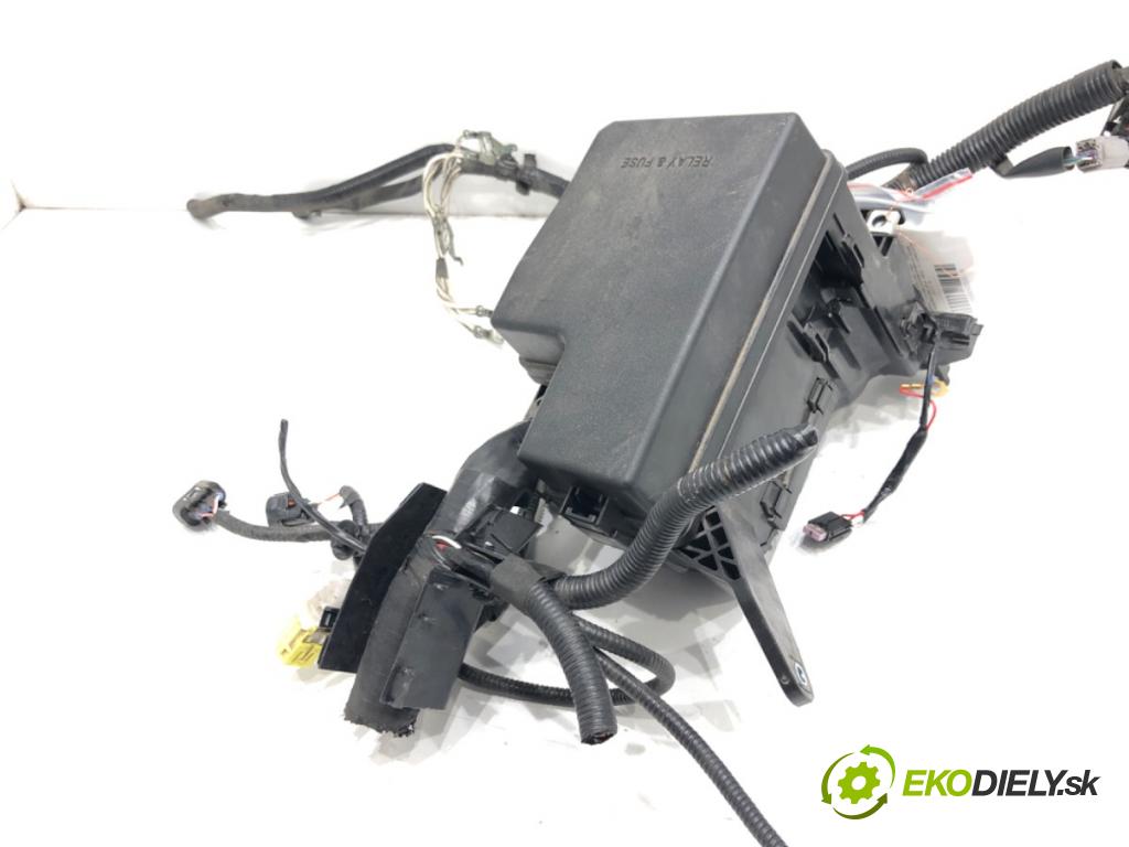 TOYOTA RAV 4 IV (_A4_) 2012 - 2022    2.5 Hybrid (AVA42_) 114 kW [155 KM] Hybryda silnik benzynowy / elektryczny 2015 - 2018  skříňka poistková  (Pojistkové skříňky)