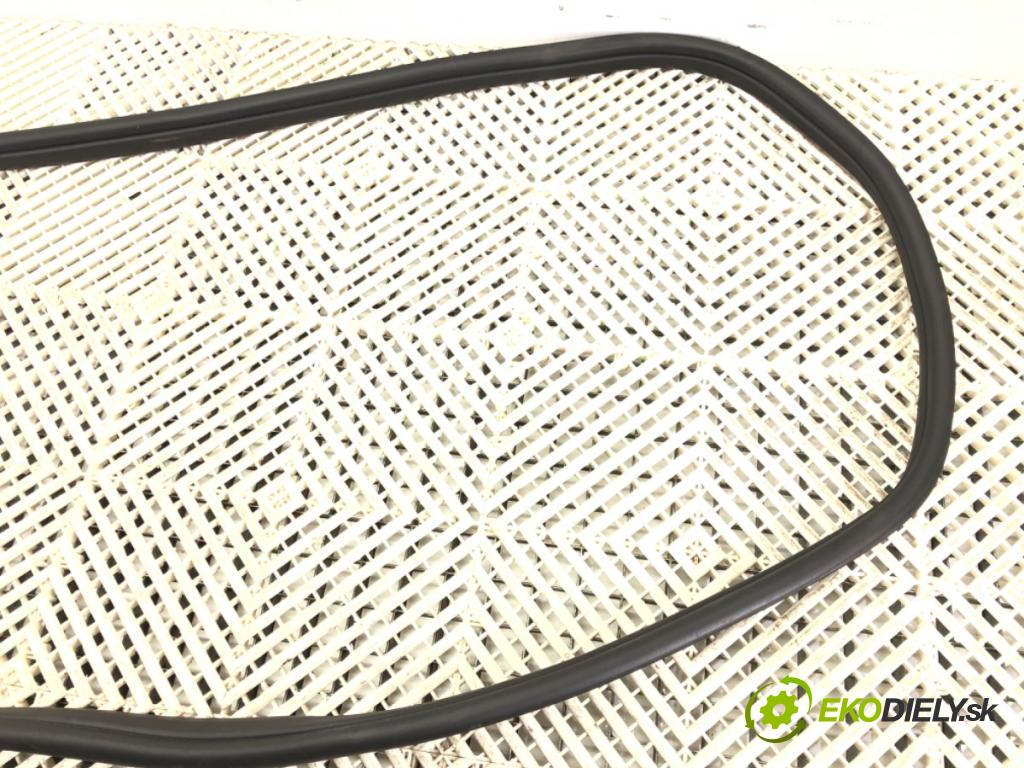 BMW X1 (U11) 2022-2025    s-drive 2.0i 115kW [156KM] BENZYNA  těsnění dveře zadní část levá strana  (Ostatní)