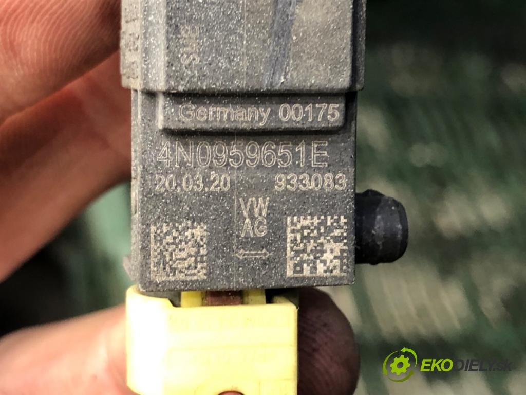 AUDI A8 D5 (4N2, 4N8) 2017 - 2022    60 TFSI Mild Hybrid quattro 338 kW [460 KM] Hybryda silnik benzynowy / elektryczny 2018 - 2022  Snímač nárazu 4N0959651E (Snímače nárazu)