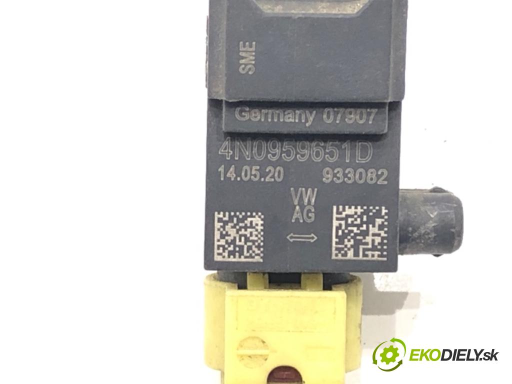 AUDI A8 D5 (4N2, 4N8) 2017 - 2022    60 TFSI Mild Hybrid quattro 338 kW [460 KM] Hybryda silnik benzynowy / elektryczny 2018 - 2022  Snímač nárazu 4N0959651D (Snímače nárazu)