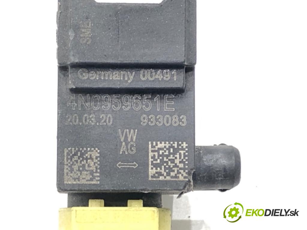 AUDI A8 D5 (4N2, 4N8) 2017 - 2022    60 TFSI Mild Hybrid quattro 338 kW [460 KM] Hybryda silnik benzynowy / elektryczny 2018 - 2022  Snímač nárazu 4N0959651E (Snímače nárazu)