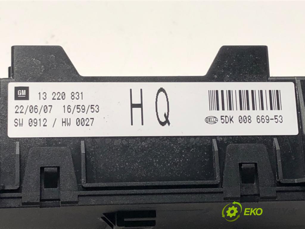 OPEL ZAFIRA B Nadwozie pełne/minivan (A05) 2005 - 2015    1.9 CDTI VAN (M75) 88 kW [120 KM] olej napędowy 2005 - 2015  modul BSI 13220831 (Pojistkové skříňky)