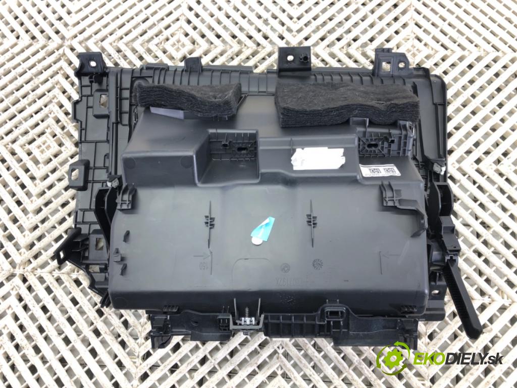 BMW X1 (U11) 2022-2025    s-drive 2.0i 115kW [156KM] BENZYNA  Priehradka, kastlík spolujazdca  (Priehradky, kastlíky)