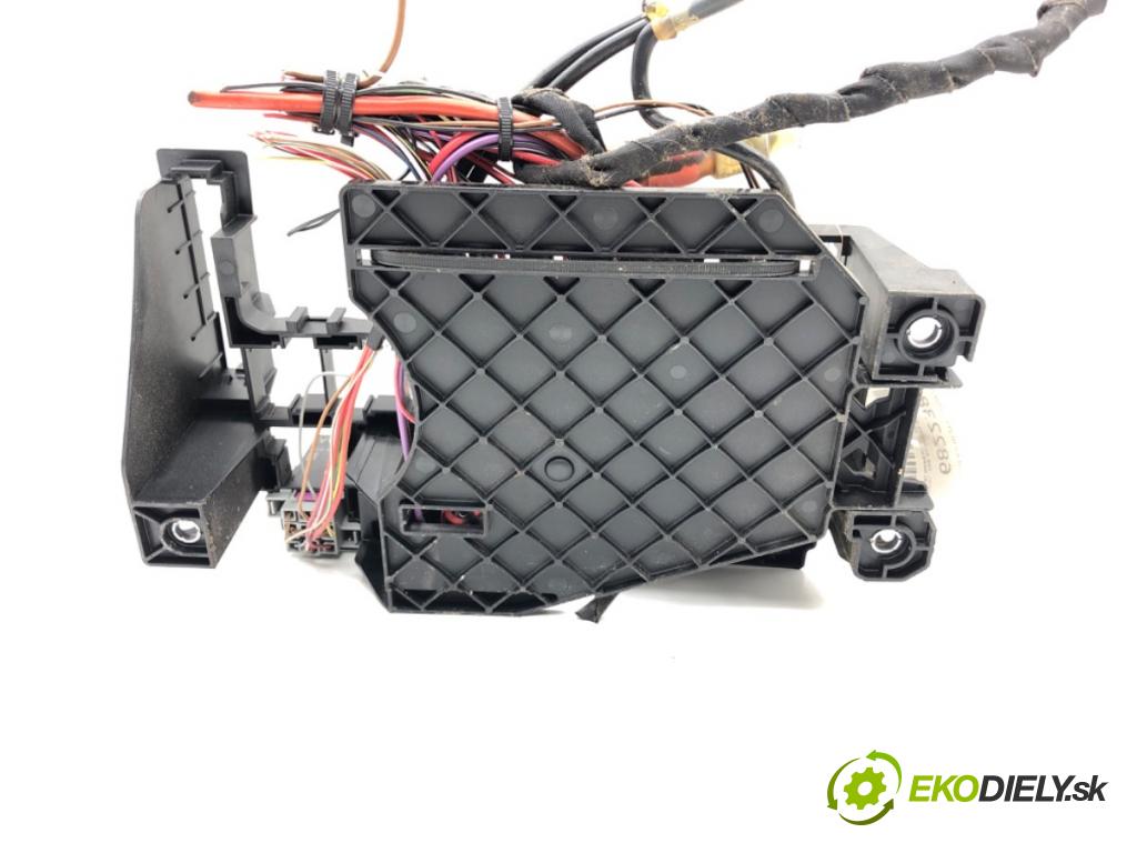 MAN TGE Autobus 2017 - 2022    2.0 TDI 130 kW [177 KM] olej napędowy 2017 - 2022  Skrinka poistková 7C0061261 (Poistkové skrinky)