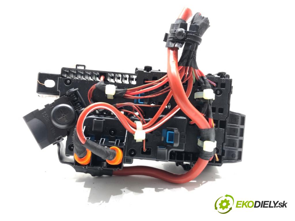 BMW X1 (U11) 2022-2025    s-drive 2.0i 115kW [156KM] BENZYNA  skříňka poistková 8720724 (Pojistkové skříňky)