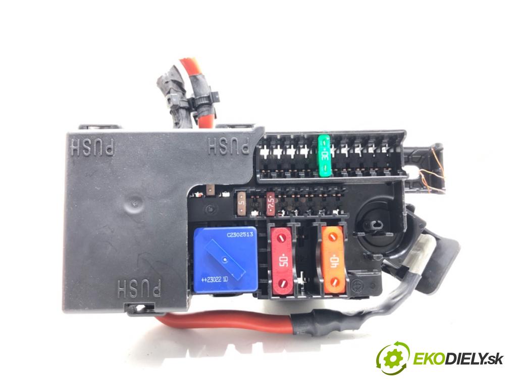 BMW X1 (U11) 2022-2025    s-drive 2.0i 115kW [156KM] BENZYNA  skříňka poistková 8720724 (Pojistkové skříňky)