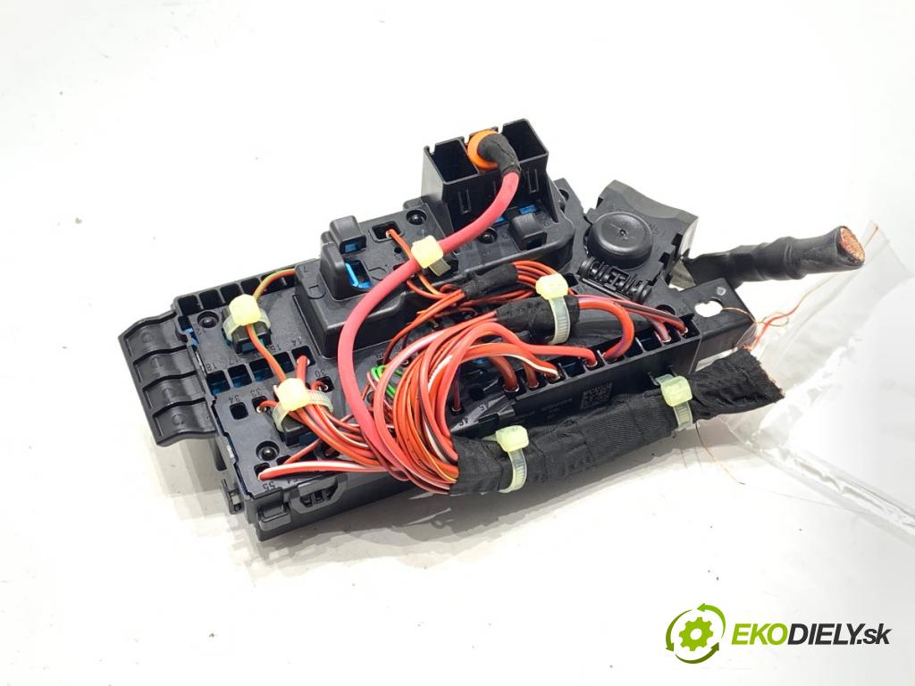 BMW X1 (U11) 2022-2025    s-drive 2.0i 115kW [156KM] BENZYNA  skříňka poistková 8720724 (Pojistkové skříňky)