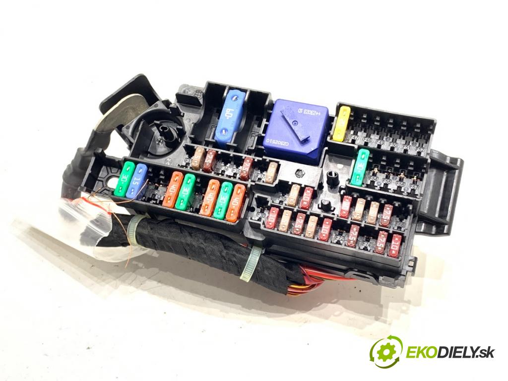 BMW X1 (U11) 2022-2025    s-drive 2.0i 115kW [156KM] BENZYNA  skříňka poistková 8720724 (Pojistkové skříňky)