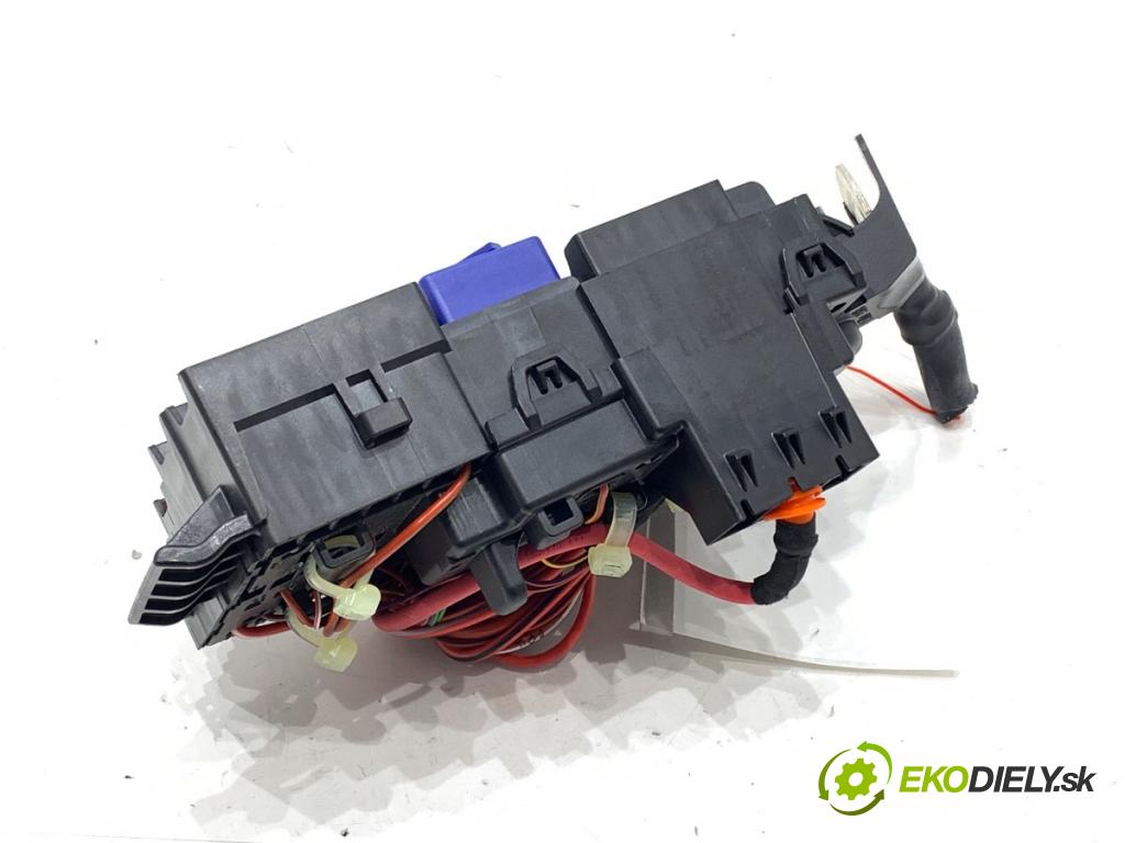 BMW X1 (U11) 2022-2025    s-drive 2.0i 115kW [156KM] BENZYNA  skříňka poistková 8720724 (Pojistkové skříňky)