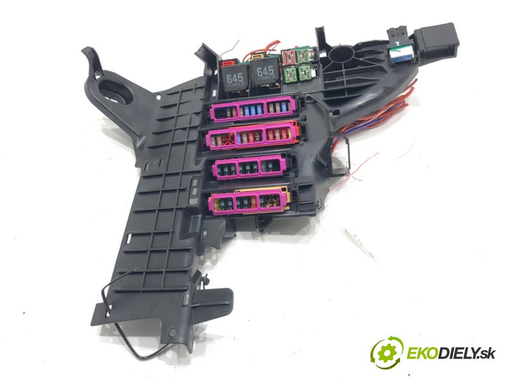 AUDI A8 D5 (4N2, 4N8) 2017 - 2022    60 TFSI Mild Hybrid quattro 338 kW [460 KM] Hybryda silnik benzynowy / elektryczny 2018 - 2022  skříňka poistková 4N0971845M (Pojistkové skříňky)