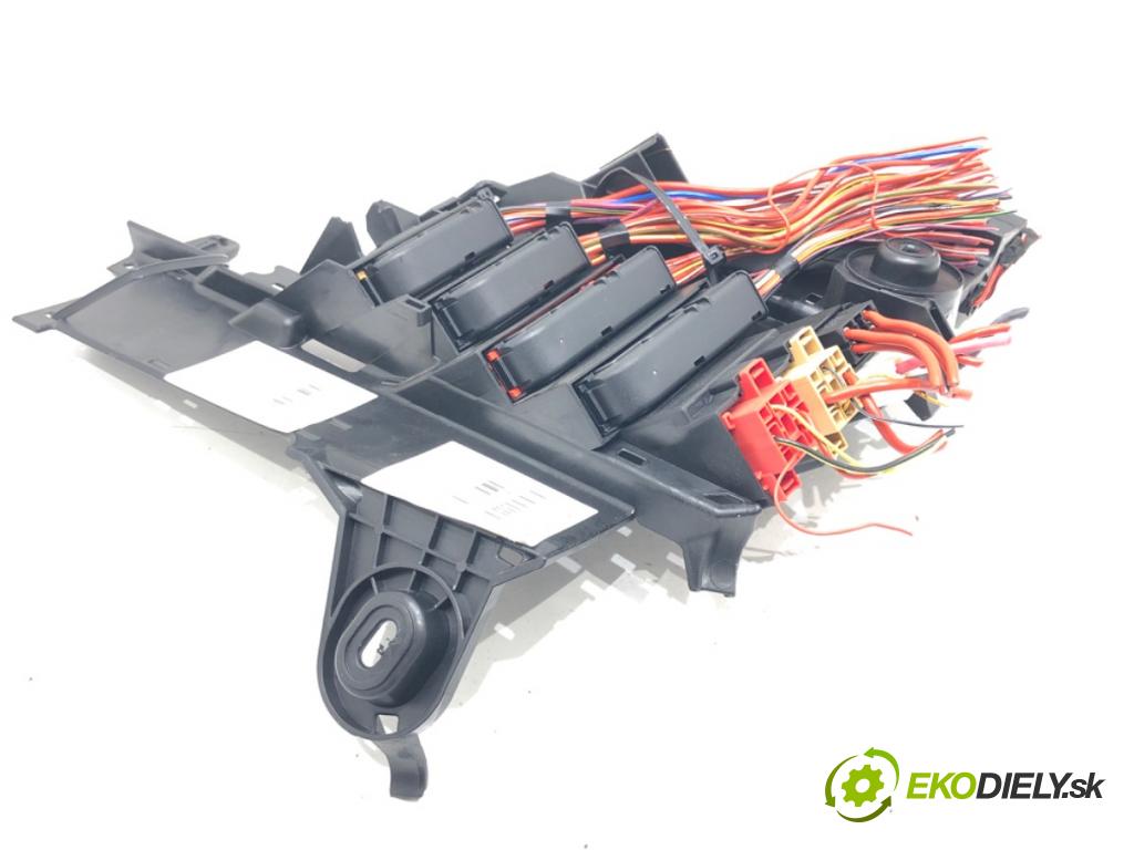 AUDI A8 D5 (4N2, 4N8) 2017 - 2022    60 TFSI Mild Hybrid quattro 338 kW [460 KM] Hybryda silnik benzynowy / elektryczny 2018 - 2022  skříňka poistková 4N0971845M (Pojistkové skříňky)