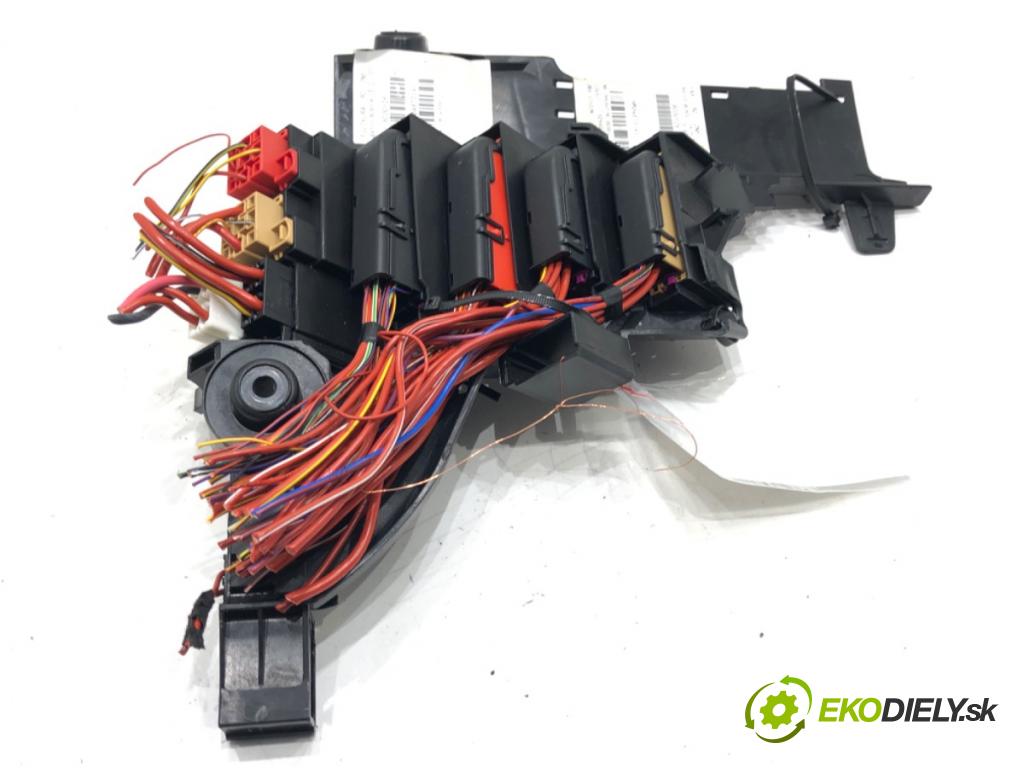 AUDI A8 D5 (4N2, 4N8) 2017 - 2022    60 TFSI Mild Hybrid quattro 338 kW [460 KM] Hybryda silnik benzynowy / elektryczny 2018 - 2022  skříňka poistková 4N0971845M (Pojistkové skříňky)