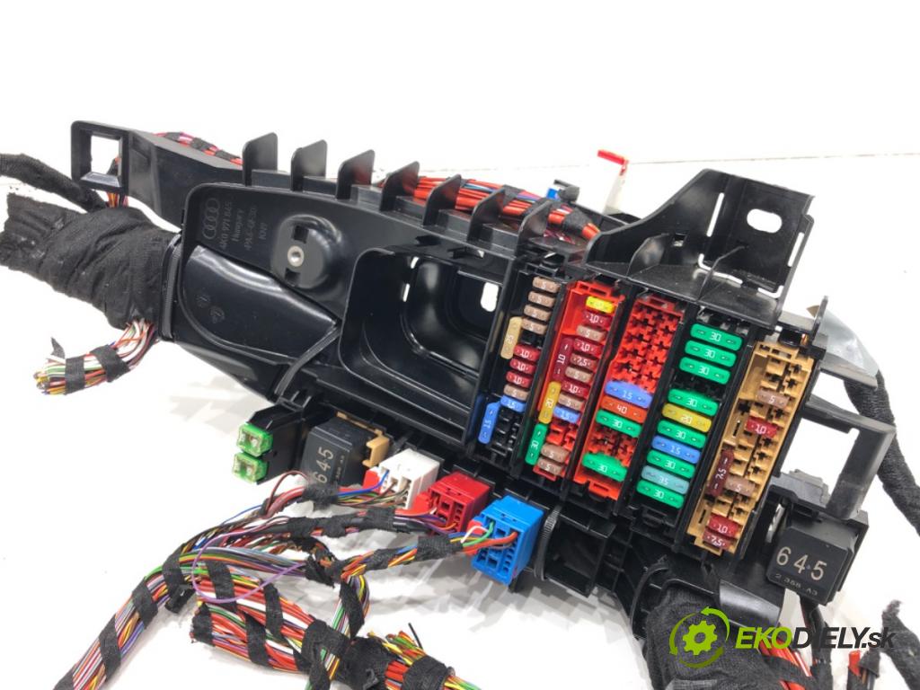 AUDI A6 C8 Avant (4A5) 2018 - 2022    40 TDI Mild Hybrid quattro 150 kW [204 KM] Hybryda silnik Diesla / elektryczny 2018 - 2022  skříňka poistková 4K0971845J (Pojistkové skříňky)