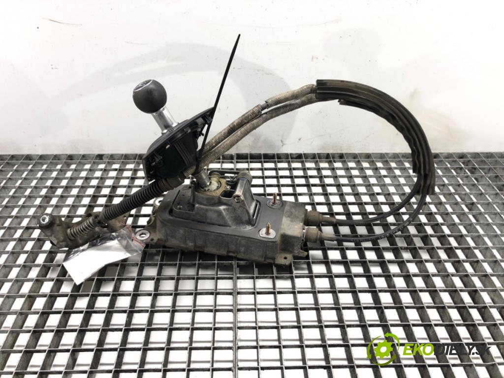 AUDI A3 (8L1) 1996 - 2006    1.9 TDI 96 kW [130 KM] olej napędowy 2000 - 2003  Kulisa 1J0711061C (Rýchlostná páka / kulisa)