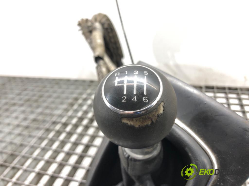 AUDI A3 (8L1) 1996 - 2006    1.9 TDI 96 kW [130 KM] olej napędowy 2000 - 2003  Kulisa 1J0711061C (Rýchlostná páka / kulisa)