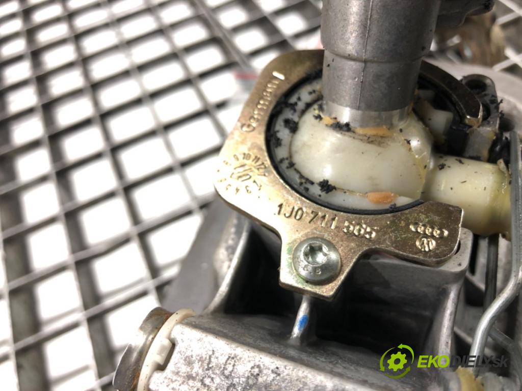 AUDI A3 (8L1) 1996 - 2006    1.9 TDI 96 kW [130 KM] olej napędowy 2000 - 2003  Kulisa 1J0711061C (Rýchlostná páka / kulisa)