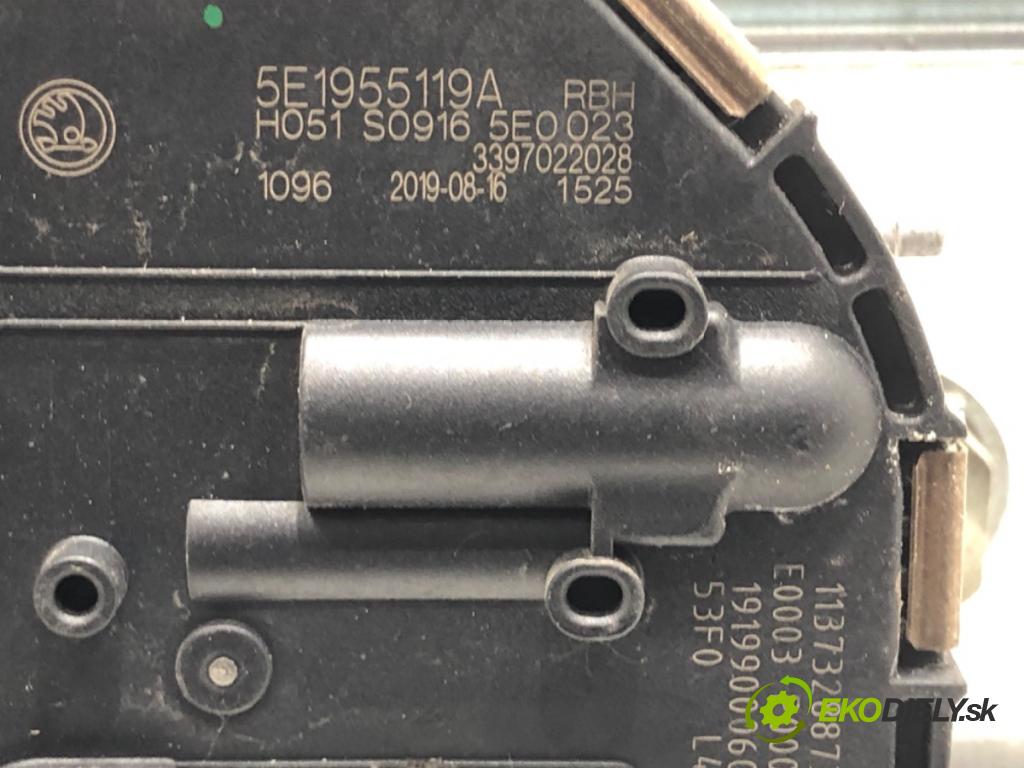 SKODA OCTAVIA III Combi (5E5, 5E6) 2012 - 2022    1.6 TDI 85 kW [115 KM] olej napędowy 2017 - 2022  Mechanizmus stieračov predný 5E1955023B (Motorčeky stieračov predné)