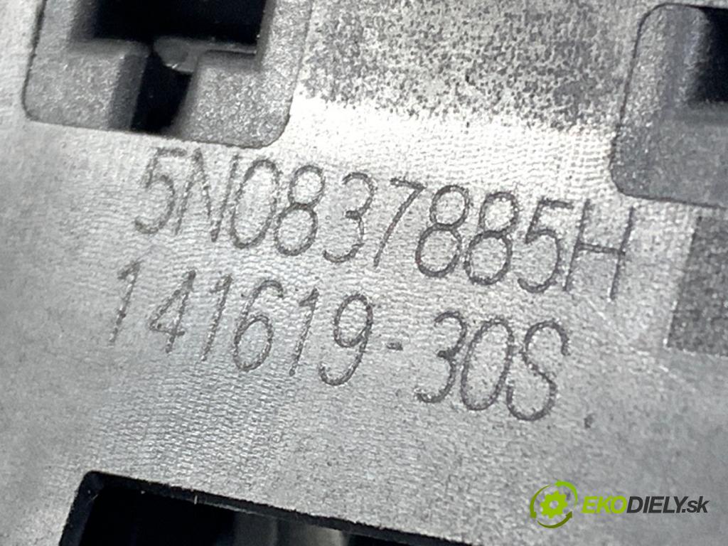 SKODA OCTAVIA III Combi (5E5, 5E6) 2012 - 2022    1.6 TDI 85 kW [115 KM] olej napędowy 2017 - 2022  Kľučka vonkajšia ľavy predný