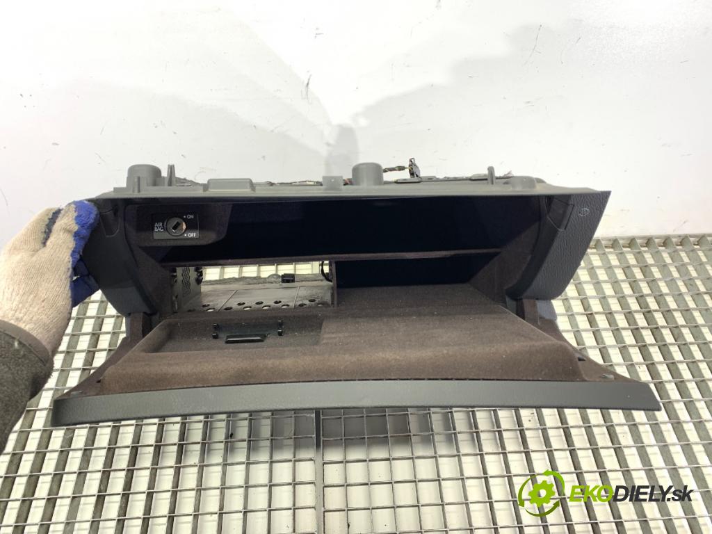 AUDI A6 C6 (4F2) 2004 - 2011    2.4 130 kW [177 KM] benzyna 2004 - 2008  Priehradka, kastlík spolujazdca  (Priehradka, kastlík)