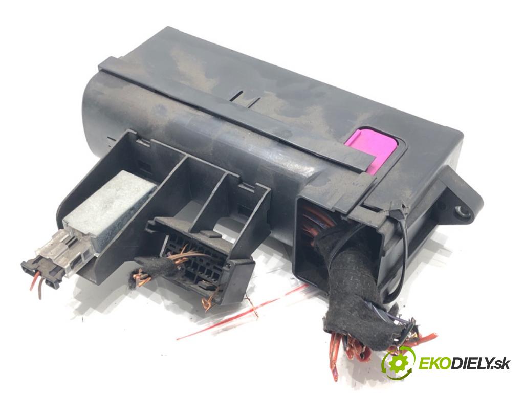 VW TIGUAN (5N_) 2007 - 2018    1.4 TSI 4motion 110 kW [150 KM] benzyna 2007 - 2018  skříňka poistková 0815234551 (Pojistkové skříňky)