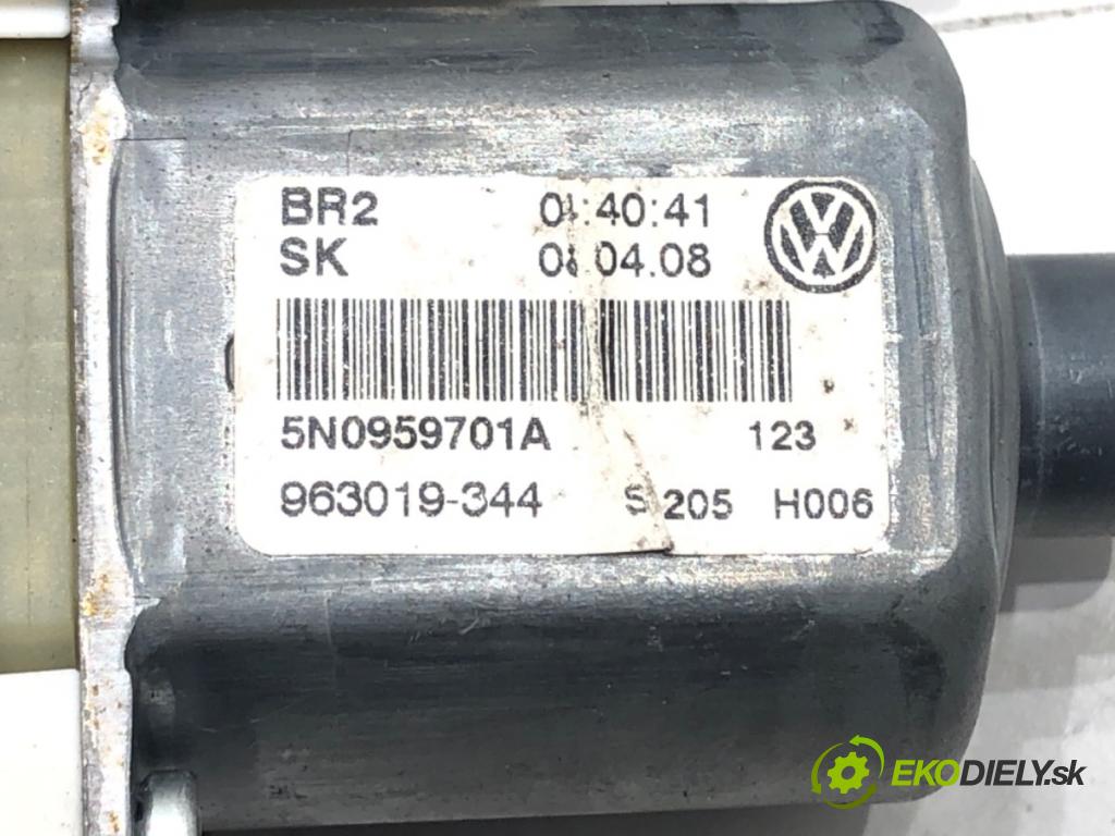 VW TIGUAN (5N_) 2007 - 2018    1.4 TSI 4motion 110 kW [150 KM] benzyna 2007 - 2018  motor sťahovaní okna levý přední část 1K0959793K