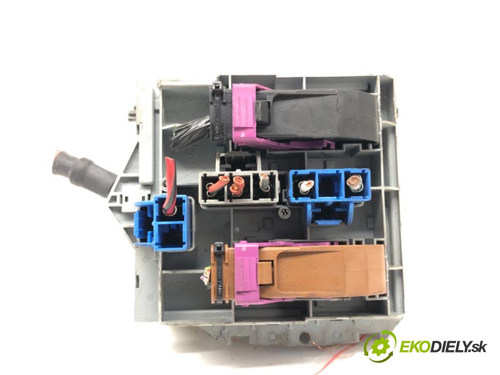 FIAT BRAVO II (198_) 2006 - 2022    1.6 D Multijet (198AXH1B) 77 kW [105 KM] olej napędowy 2007 - 2014  skříňka poistková 51832042 (Pojistkové skříňky)