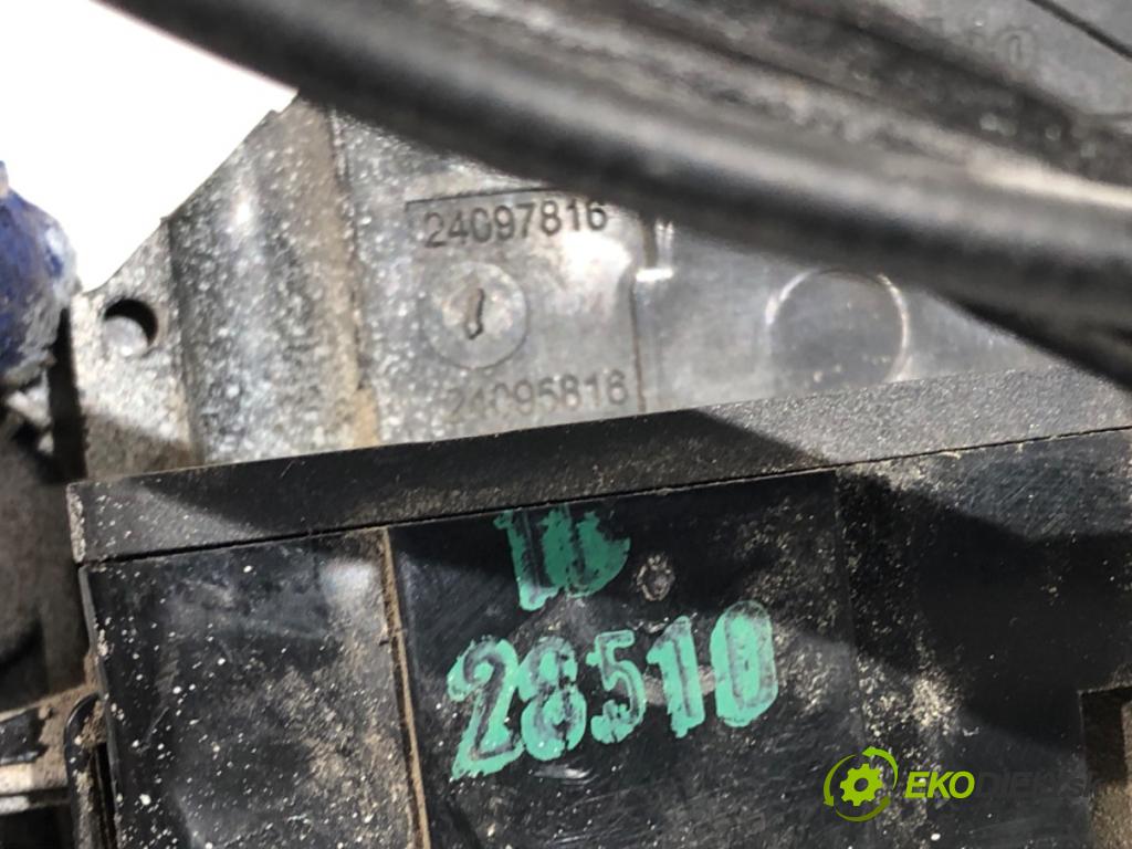 PEUGEOT 207 (WA_, WC_) 2006 - 2015    1.4 16V 65 kW [88 KM] benzyna 2006 - 2013  zámok dveře pravý přední část